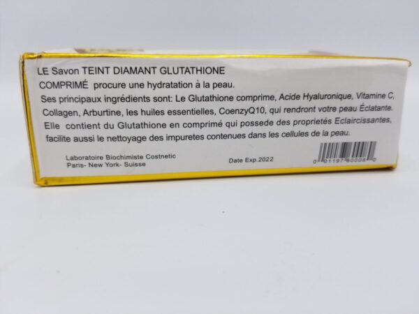 A box of SAVON TEINT DIAMANT GLUTATHIONE COMPRIME SUPER ECLAIRCISSANT 250g on a white surface.