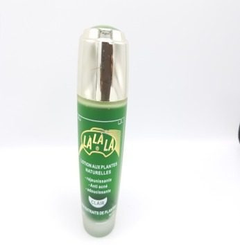 A green LA LA LA LOTION AUX EXTRAITS DE PLANTES NATURELLES CLAIR 100 ML bottle with a lid on a white background.